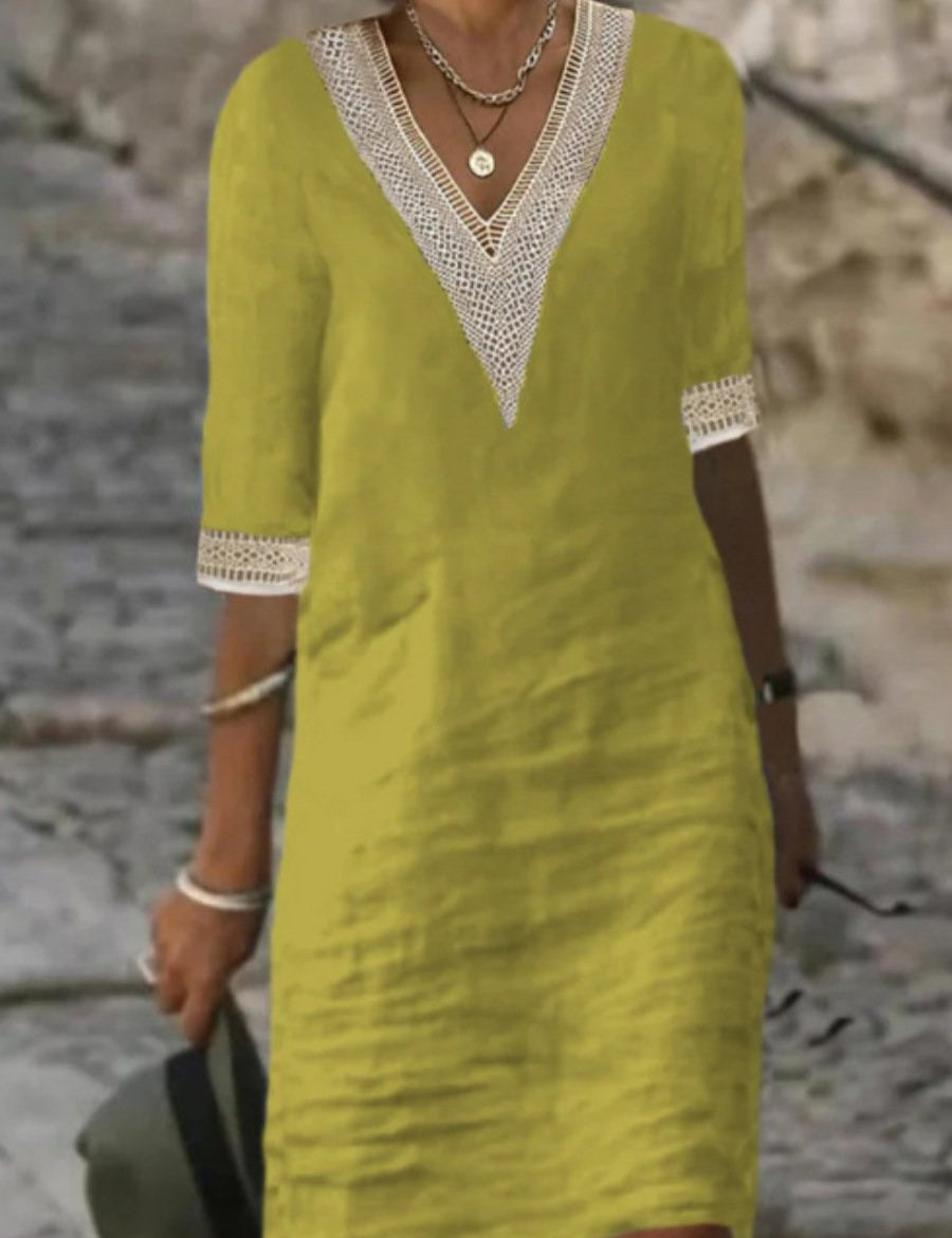 Abito estivo donna in lino verde oliva con scollo a V e dettagli in pizzo bianco, maniche a tre quarti, perfetto per look casual eleganti.
