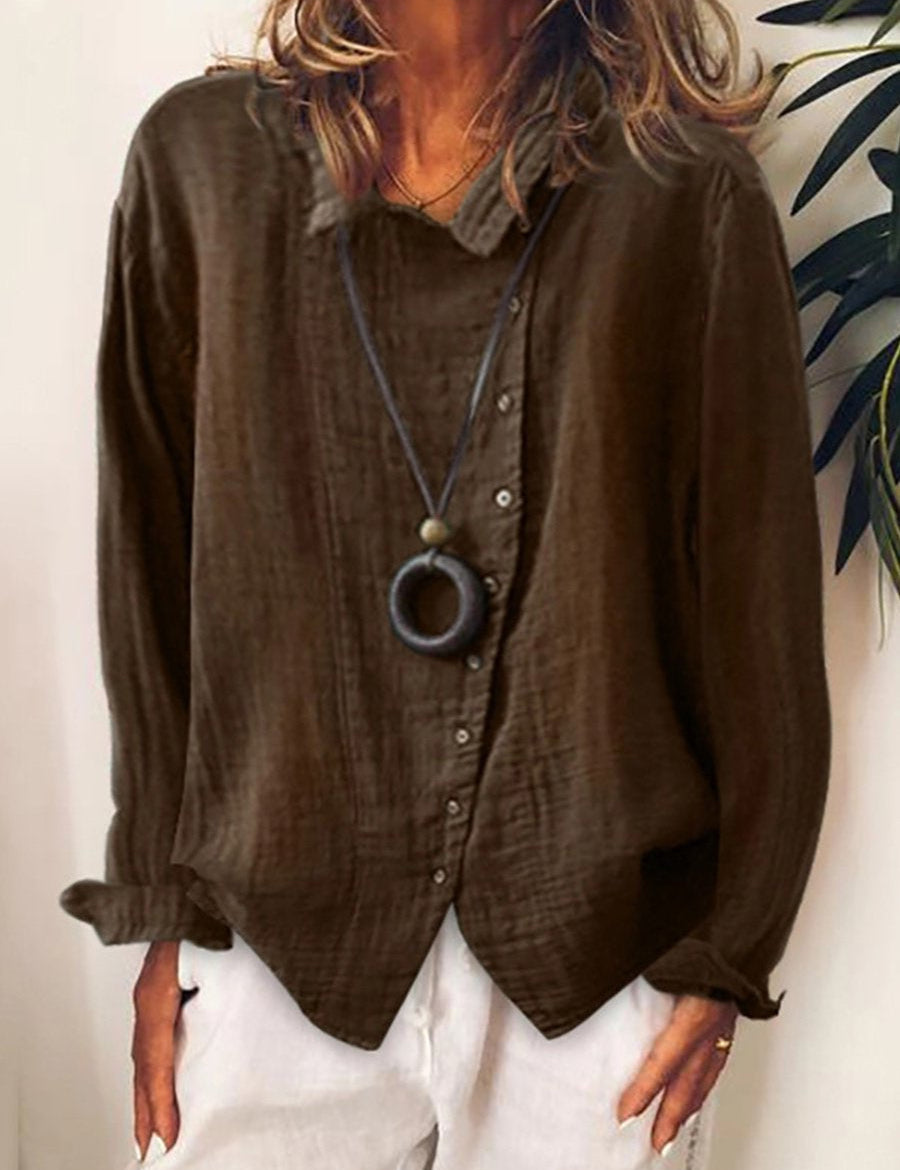 Camicia marrone da donna in lino, maniche lunghe, abbinata a collana nera con ciondolo rotondo. Stile casual, perfetta per look autunnali.