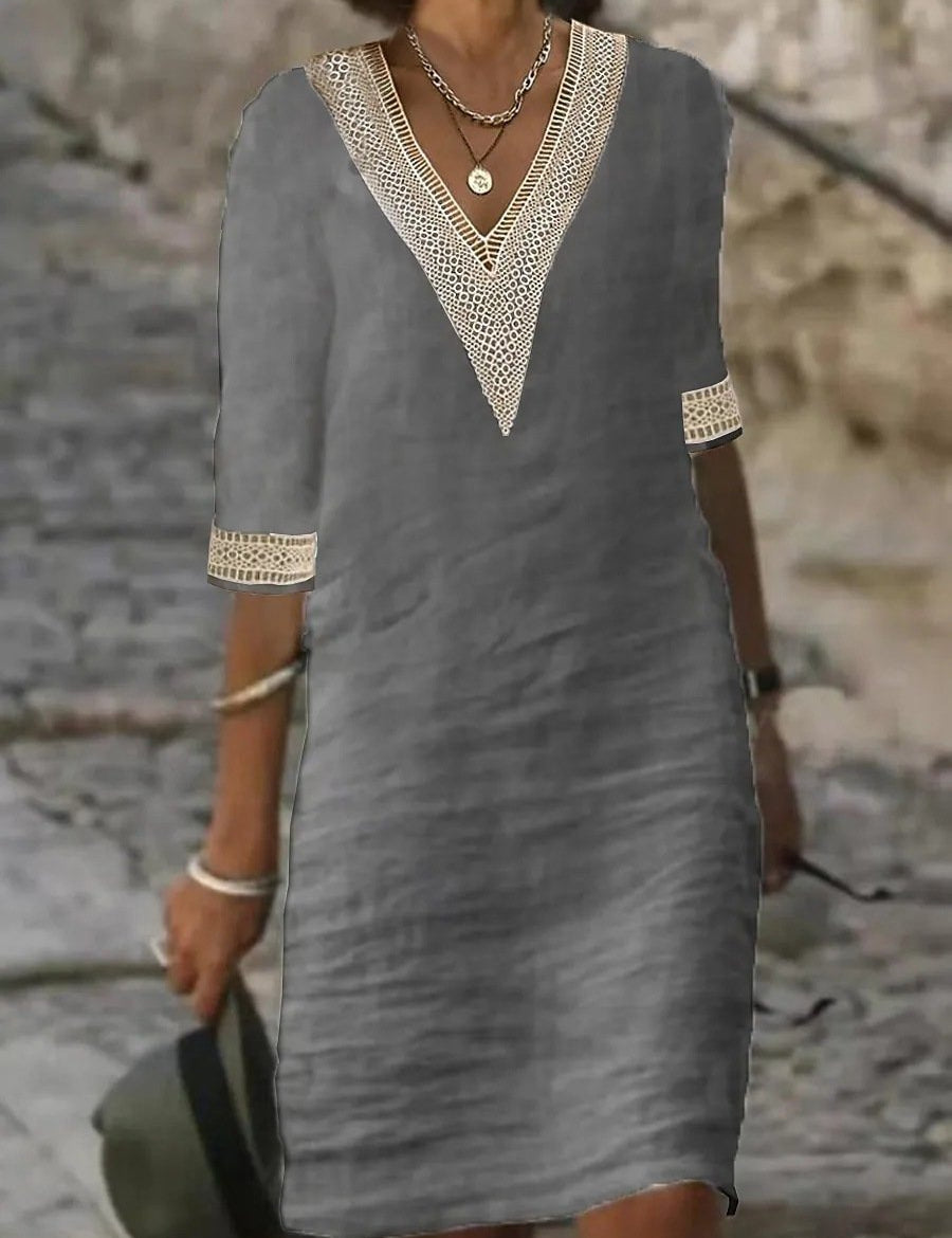 Abito estivo grigio da donna con scollo a V e dettagli in pizzo, maniche a tre quarti, stile casual elegante, perfetto per passeggiate estive.