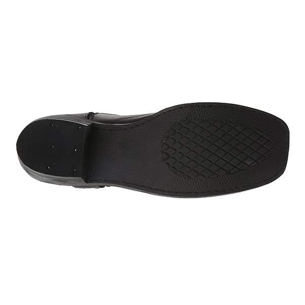 Suola di scarpa nera in pelle, vista inferiore, con motivo antiscivolo. Ideale per calzature eleganti da uomo. Accessorio moda resistente e di qualità.