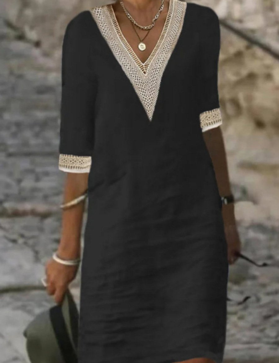 Abito nero donna con scollo a V in pizzo bianco, maniche a tre quarti, stile casual elegante, perfetto per moda estiva e serate informali.