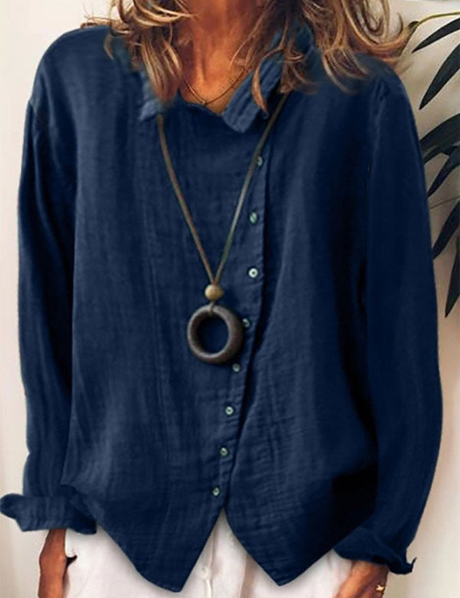 Camicia donna blu scuro in lino, maniche lunghe, colletto classico, abbinata a collana pendente. Elegante e casual, perfetta per ogni occasione.