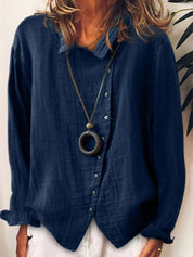 Camicia donna blu scuro in lino, maniche lunghe, colletto classico, abbinata a collana pendente. Elegante e casual, perfetta per ogni occasione.