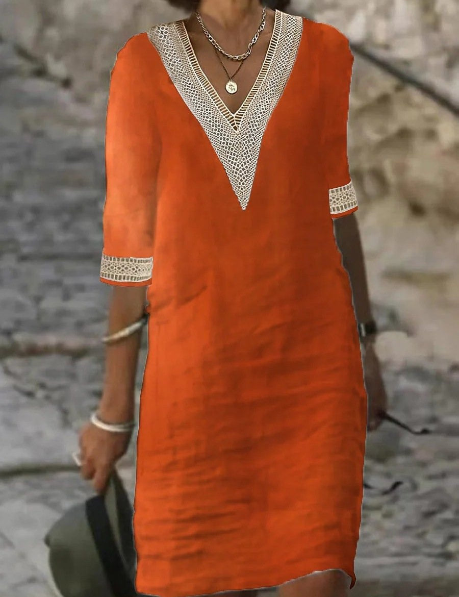 Abito estivo arancione in lino con scollo a V e dettagli in pizzo bianco, maniche a tre quarti. Perfetto per look casual e freschi.