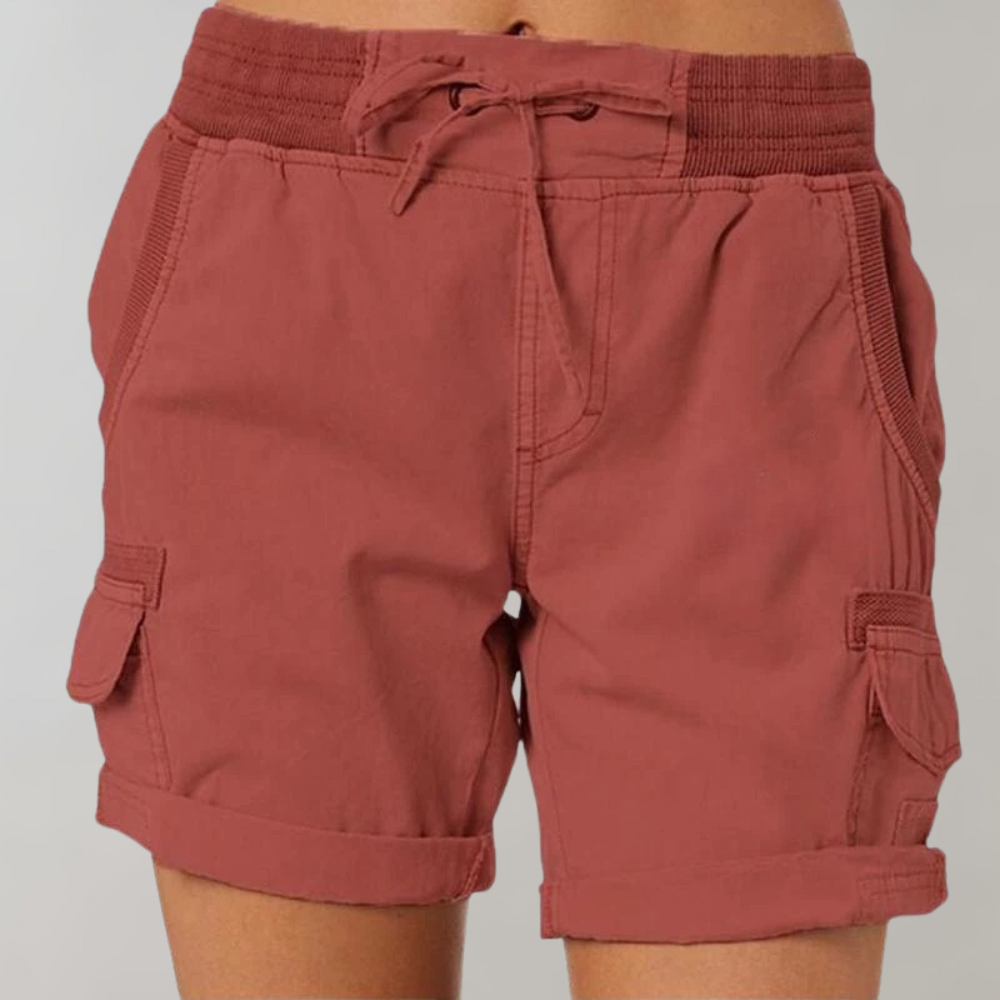 Pantaloncini cargo donna in cotone rosso, con tasche laterali e coulisse in vita. Stile casual estivo, ideale per moda femminile.