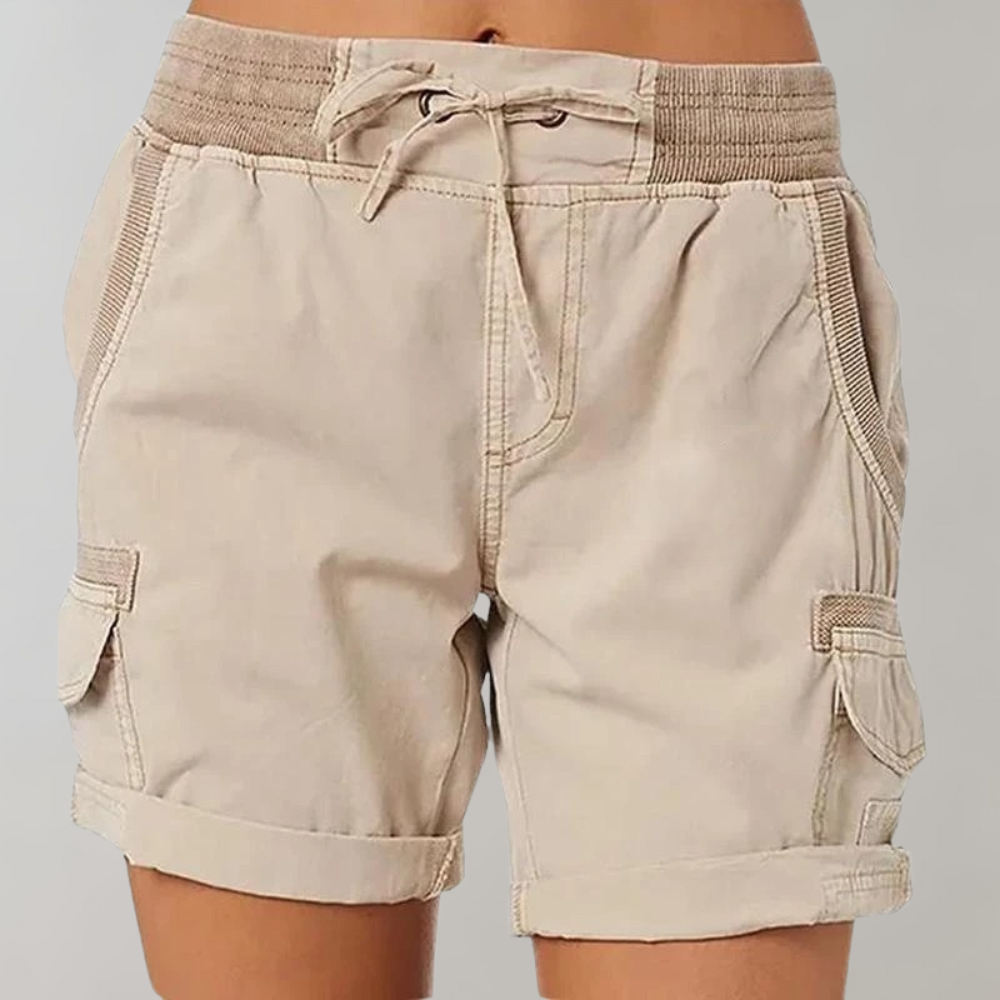 Pantaloncini cargo beige da donna con tasche laterali, elastico in vita e coulisse. Stile casual estivo, perfetti per attività all'aperto.