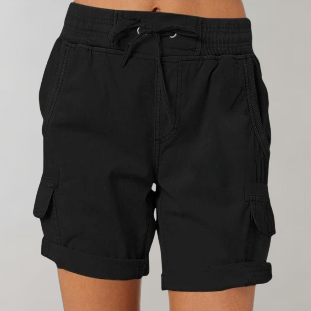Pantaloncini cargo neri da donna, tasche laterali, coulisse in vita, stile casual estivo, moda femminile, abbigliamento comodo.