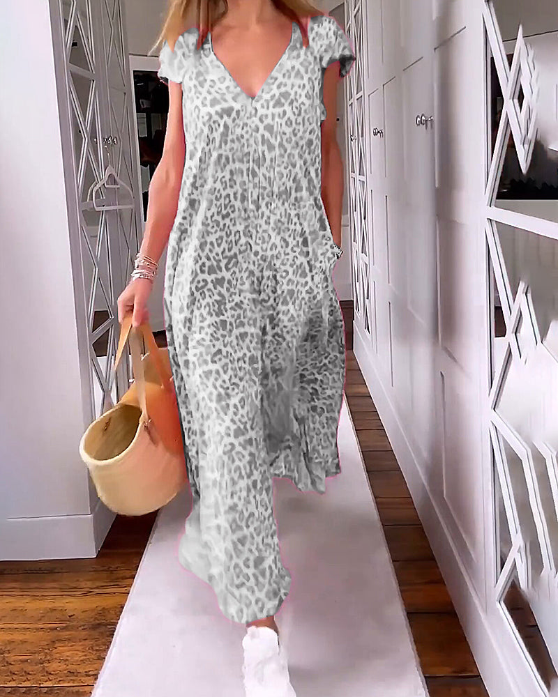 Abito lungo leopardato bianco e grigio, donna con borsa di paglia, corridoio moderno, moda estiva casual, abbigliamento femminile trendy.