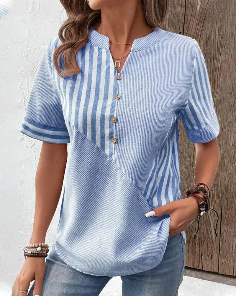 Blusa donna a righe blu e bianche, maniche corte, scollo a V con bottoni, stile casual estivo. Perfetta per moda femminile e abbigliamento trendy.