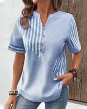 Blusa donna a righe blu e bianche, maniche corte, scollo a V con bottoni, stile casual estivo. Perfetta per moda femminile e abbigliamento trendy.