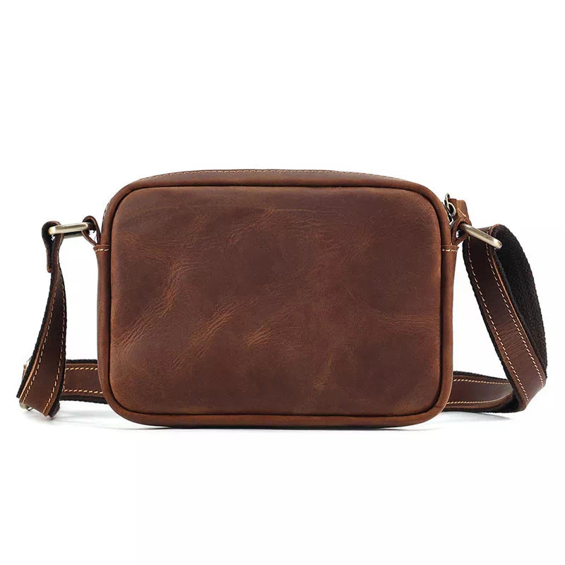 Borsa a tracolla in pelle marrone, design rettangolare, con cinghia regolabile. Elegante e versatile, ideale per uomo e donna.