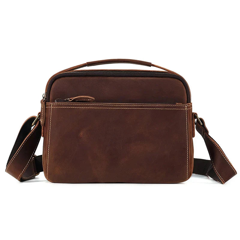 Borsa a tracolla in pelle marrone, design elegante e resistente, con manico superiore e cerniera frontale. Ideale per uomo, moda e accessori.