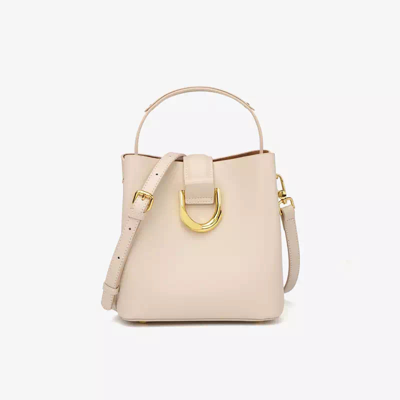 Borsa a tracolla beige in pelle con manico superiore, chiusura a fibbia dorata e tracolla regolabile. Elegante accessorio moda donna.