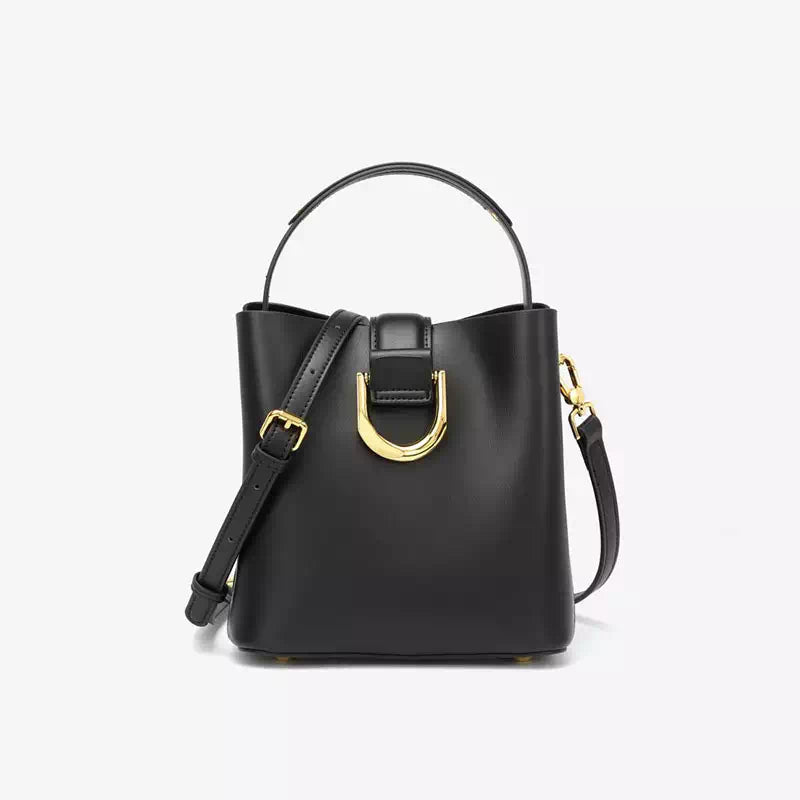 Borsa a secchiello nera in pelle con manico e tracolla regolabile, chiusura a fibbia dorata. Elegante accessorio moda donna.