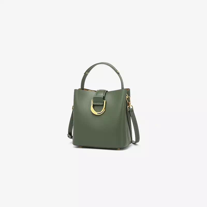Borsa a tracolla verde oliva in pelle, design elegante con manico superiore e dettagli dorati. Accessorio moda donna, stile casual chic.