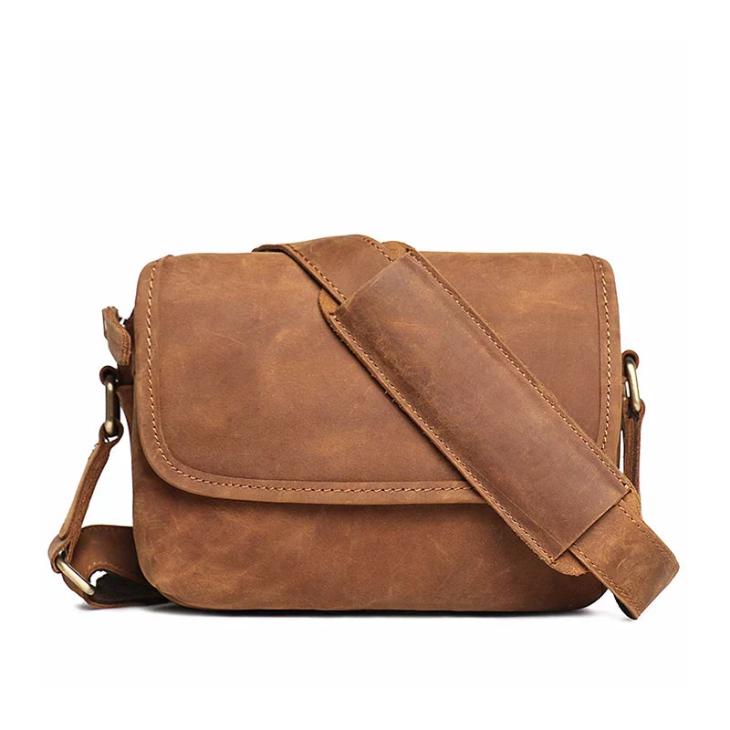 Borsa a tracolla in pelle marrone, design vintage, chiusura a patta, ideale per uomo e donna, perfetta per lavoro e tempo libero.