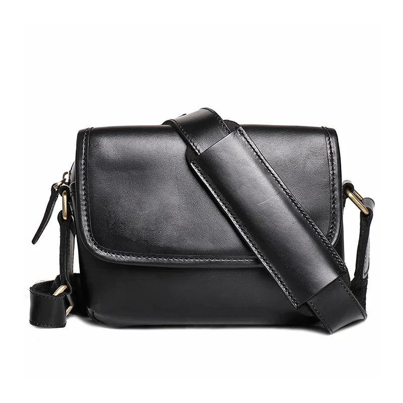Borsa a tracolla in pelle nera, design elegante e minimalista, ideale per uomo e donna. Accessorio moda versatile e di alta qualità.