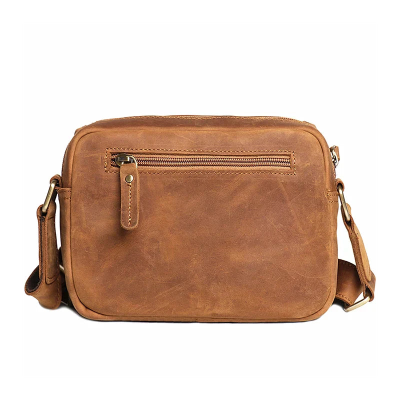 Borsa a tracolla in pelle marrone con tasca frontale con zip, design elegante e resistente, ideale per uomo e donna. Accessorio moda versatile.
