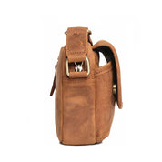 Borsa a tracolla in pelle marrone, design vintage, fibbie in metallo, tasca laterale. Accessorio moda uomo/donna, stile casual ed elegante.