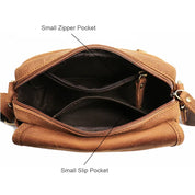 Borsa a tracolla in pelle marrone con tasca interna con cerniera e tasca a fessura. Design elegante, ideale per uomo e donna. Accessorio moda versatile.