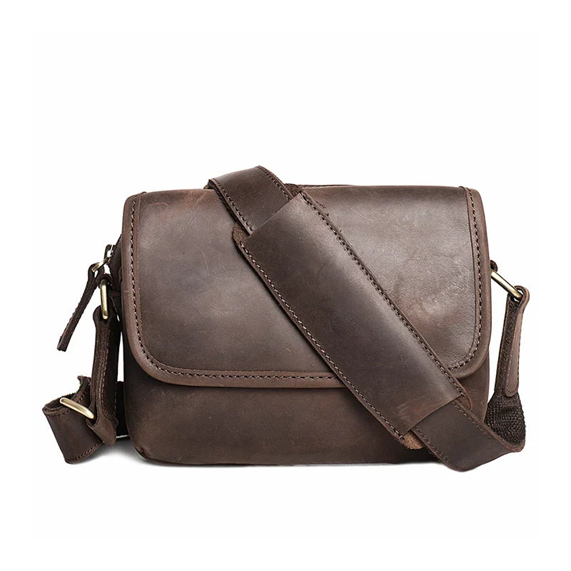 Borsa a tracolla in pelle marrone, design vintage, chiusura a patta, ideale per uomo e donna, perfetta per lavoro e viaggio.