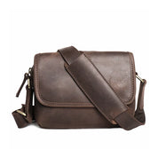 Borsa a tracolla in pelle marrone, design vintage, chiusura a patta, ideale per uomo e donna, perfetta per lavoro e viaggio.