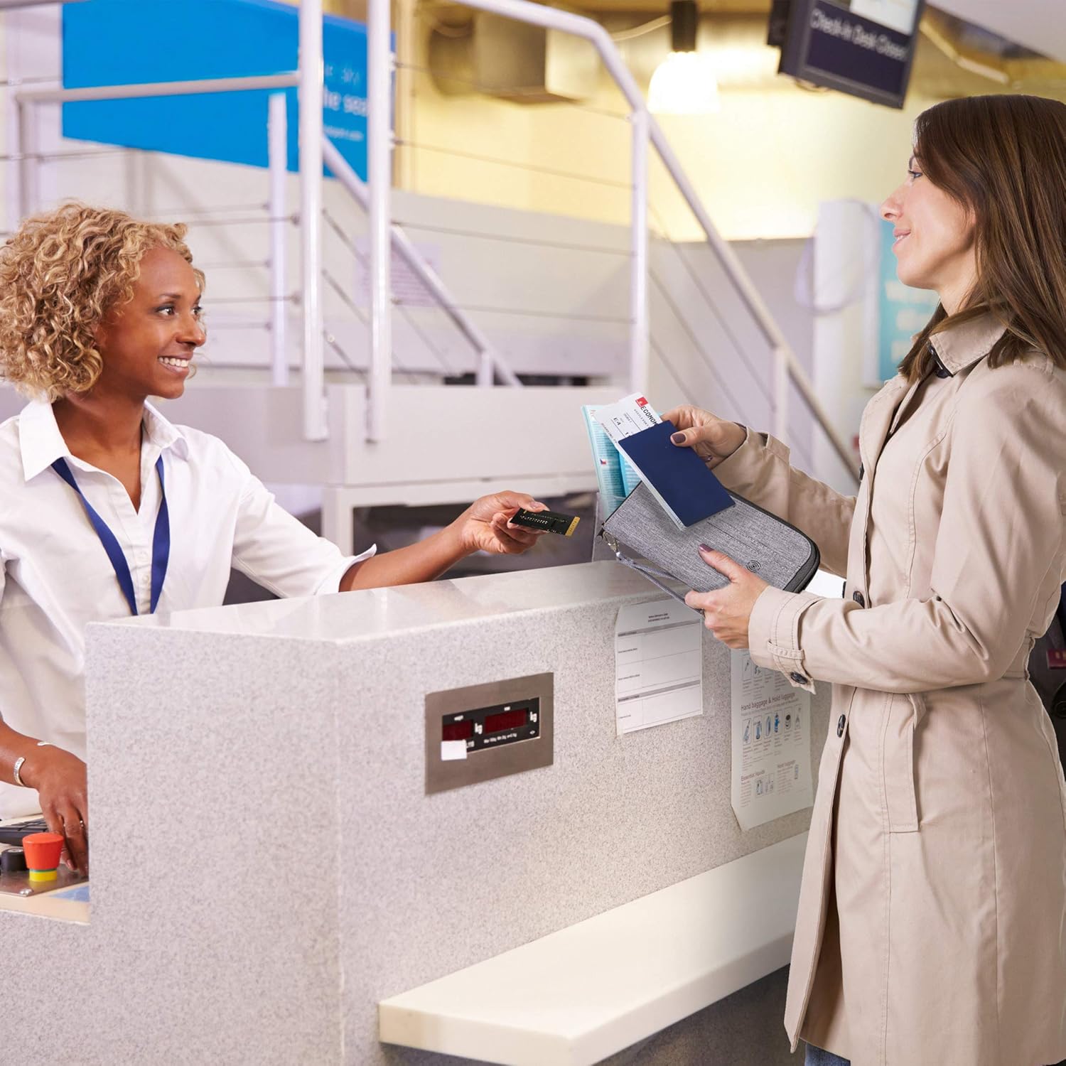 Donna al check-in aereo con passaporto e biglietto, assistita da addetta in uniforme. Viaggio, aeroporto, servizio clienti, partenza volo.