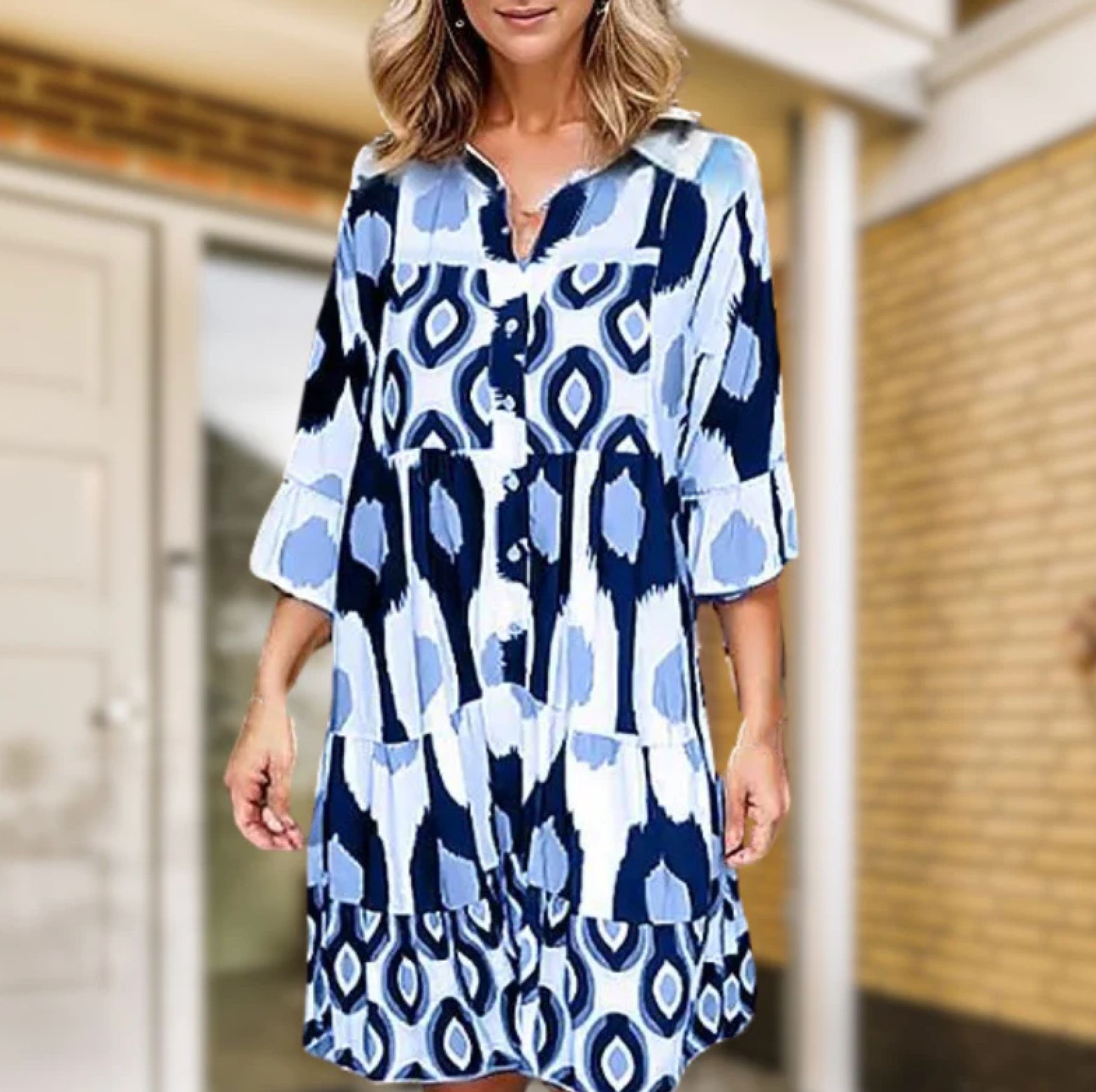 Abito estivo donna a maniche lunghe, fantasia geometrica blu e bianca, scollo a V, stile casual, perfetto per la moda estiva.
