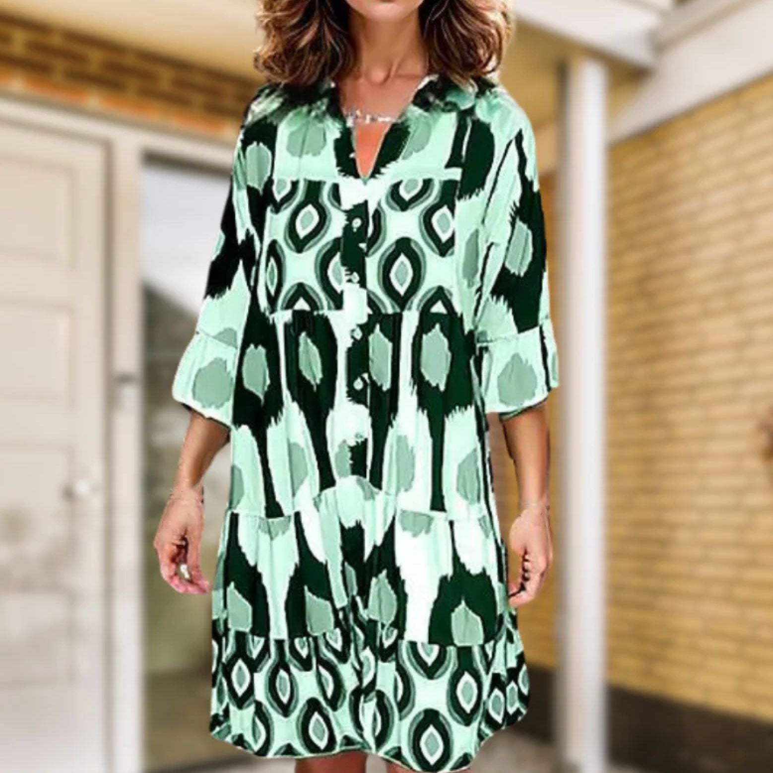 Abito estivo donna verde con motivo geometrico, maniche a tre quarti, scollo a V. Perfetto per look casual e moda estiva.