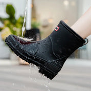 Stivali da pioggia neri impermeabili per adulti, suola antiscivolo, design moderno, perfetti per giornate piovose. Ideali per moda e funzionalità.
