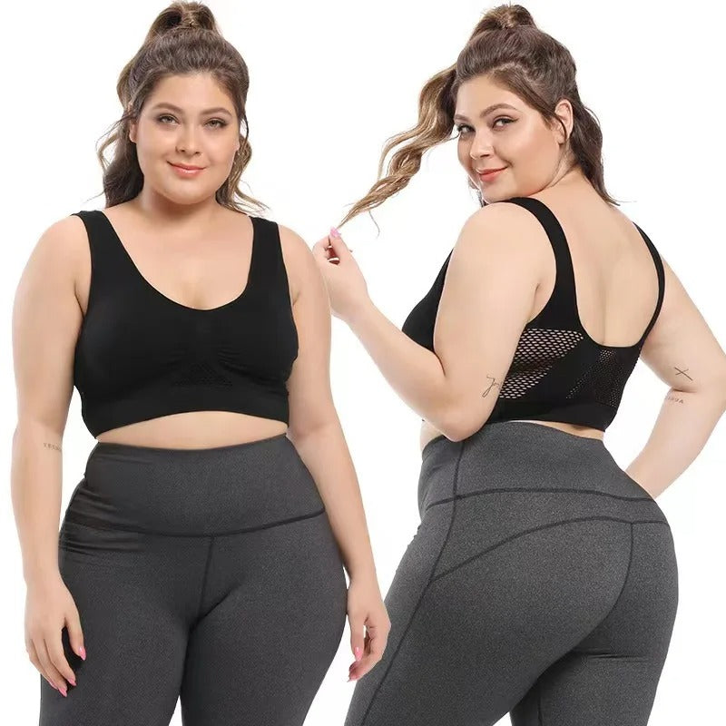 Donna in abbigliamento sportivo taglie forti, top nero e leggings grigi. Moda fitness, abbigliamento comodo per allenamento e yoga.