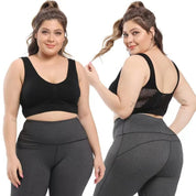 Donna in abbigliamento sportivo taglie forti, top nero e leggings grigi. Moda fitness, abbigliamento comodo per allenamento e yoga.
