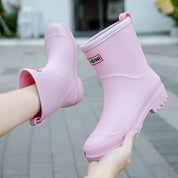 Stivali da pioggia rosa per bambini, impermeabili, suola antiscivolo, design moderno, ideali per giornate piovose. Scarpe resistenti e comode.