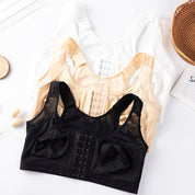 Reggiseni sportivi senza cuciture in tre colori: nero, beige e bianco. Design con chiusura frontale a ganci, ideali per comfort e supporto.