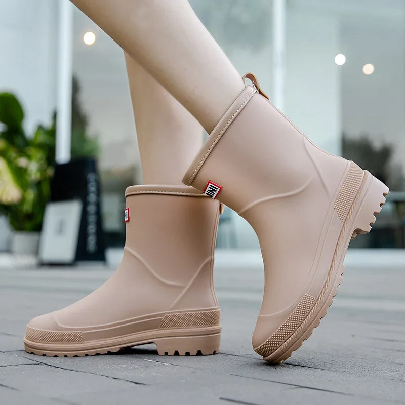 Stivali da pioggia beige da donna, design moderno, suola antiscivolo, perfetti per giornate piovose. Calzature impermeabili eleganti e funzionali.