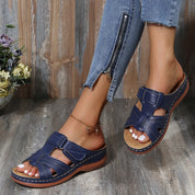 Sandali donna blu in pelle, design intrecciato, suola comoda, abbinati a jeans con zip. Scarpe estive eleganti, perfette per look casual.