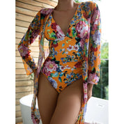 Costume intero floreale arancione con copricostume abbinato, design elegante e colorato, perfetto per moda mare e piscina.