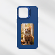 Custodia blu per smartphone con immagine di un gatto arancione. Design elegante, protezione robusta, accessorio perfetto per amanti dei gatti.