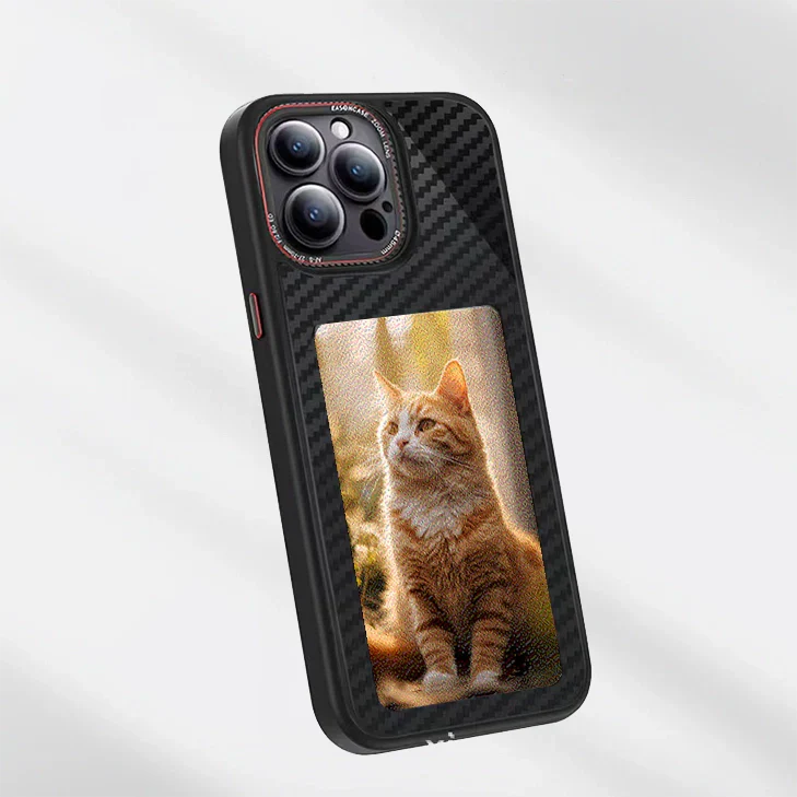 Custodia per iPhone con design in fibra di carbonio, foto di gatto arancione stampata sul retro. Accessorio elegante e protettivo per smartphone.