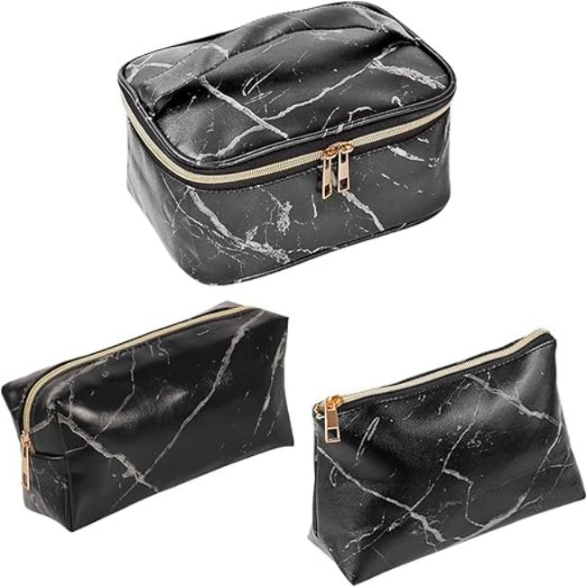 Set di tre eleganti beauty case in pelle nera con motivo marmo bianco, chiusura a zip dorata. Ideale per cosmetici e accessori da viaggio.