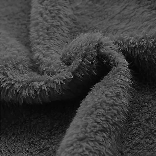 Morbido tessuto in pile grigio scuro, texture soffice e calda, ideale per coperte invernali, abbigliamento outdoor e accessori moda.