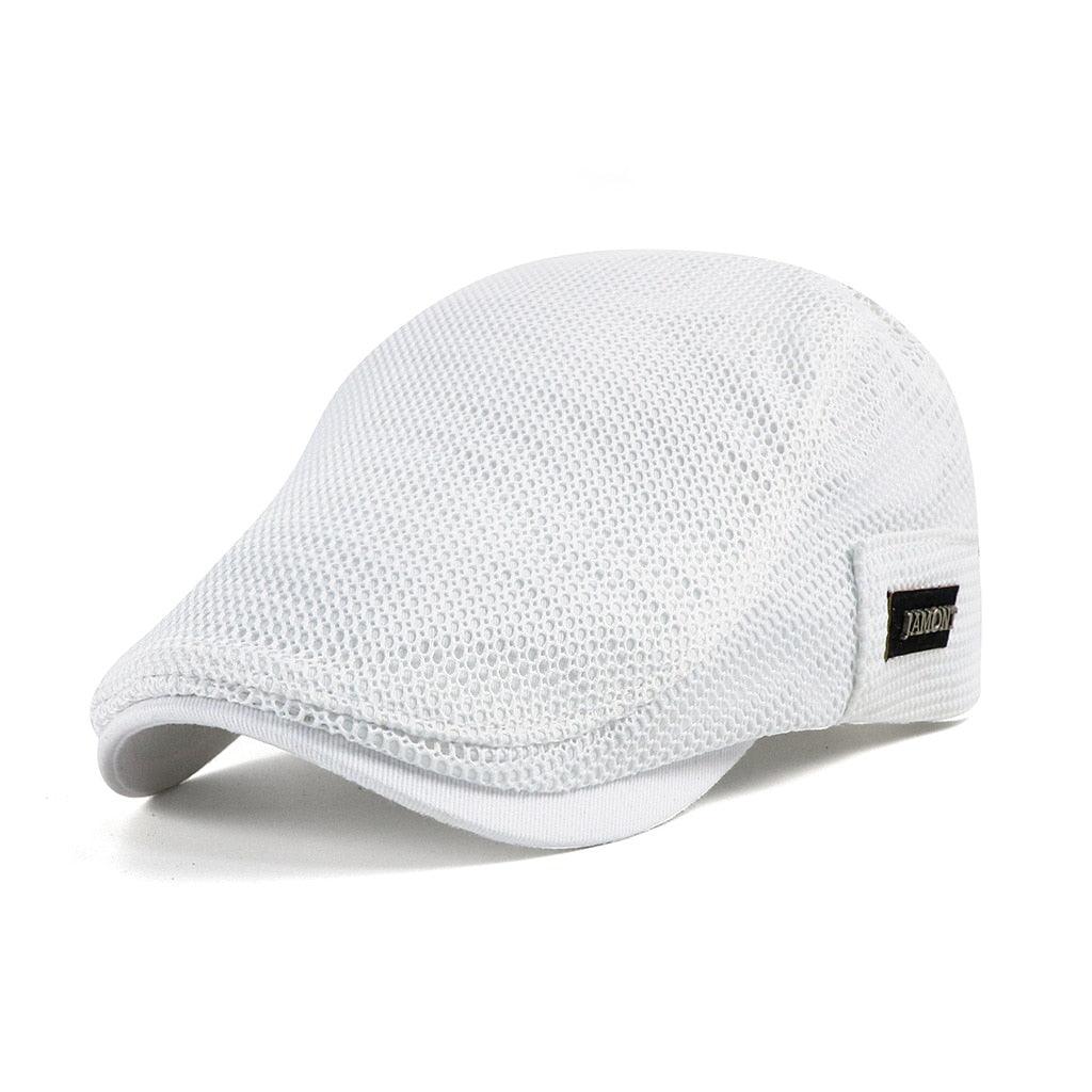 Cappello piatto bianco in rete traspirante, stile estivo, con visiera curva e dettaglio logo laterale. Accessorio moda uomo leggero e moderno.