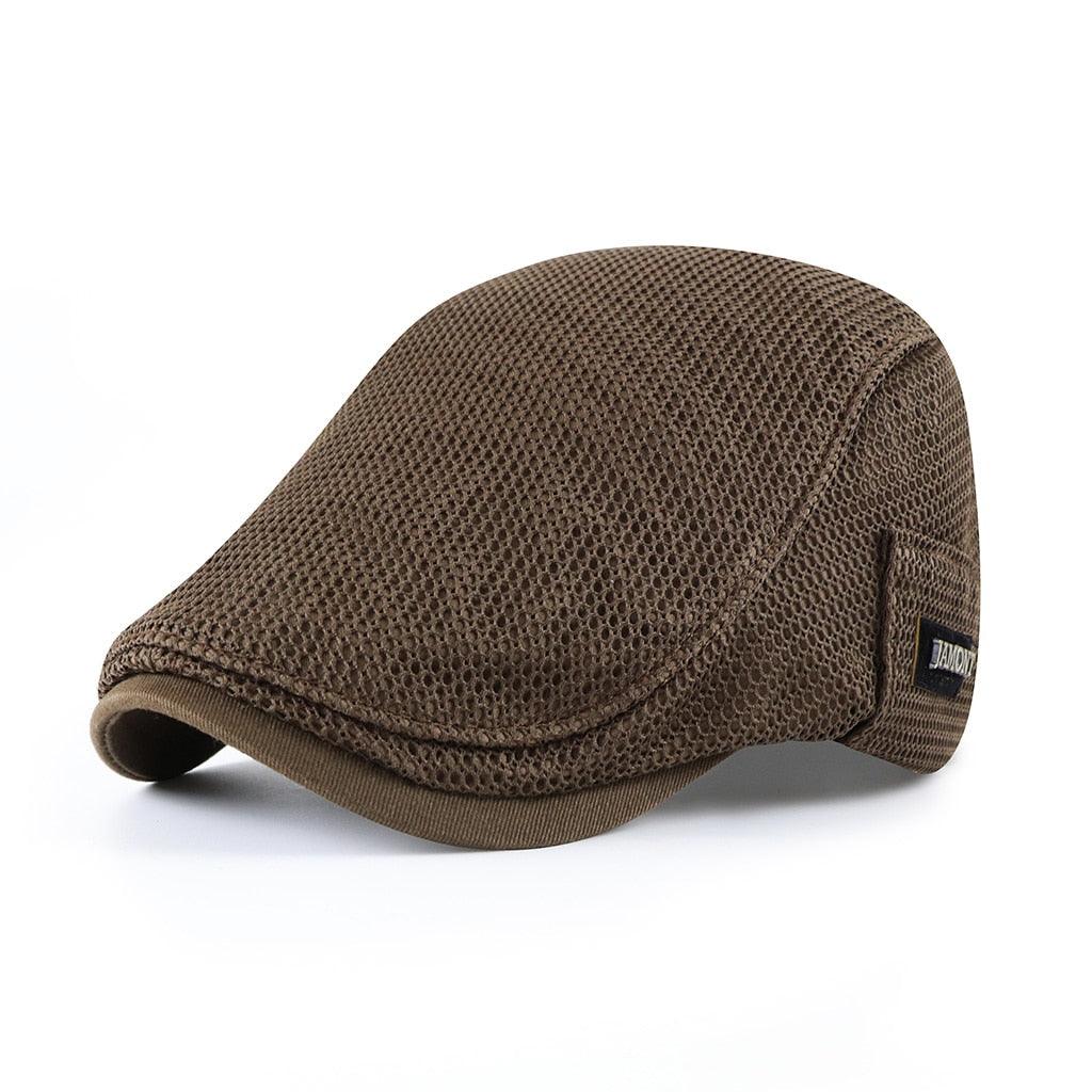Cappello piatto marrone in tessuto a rete traspirante, stile classico, ideale per moda uomo, accessorio estivo elegante e confortevole.