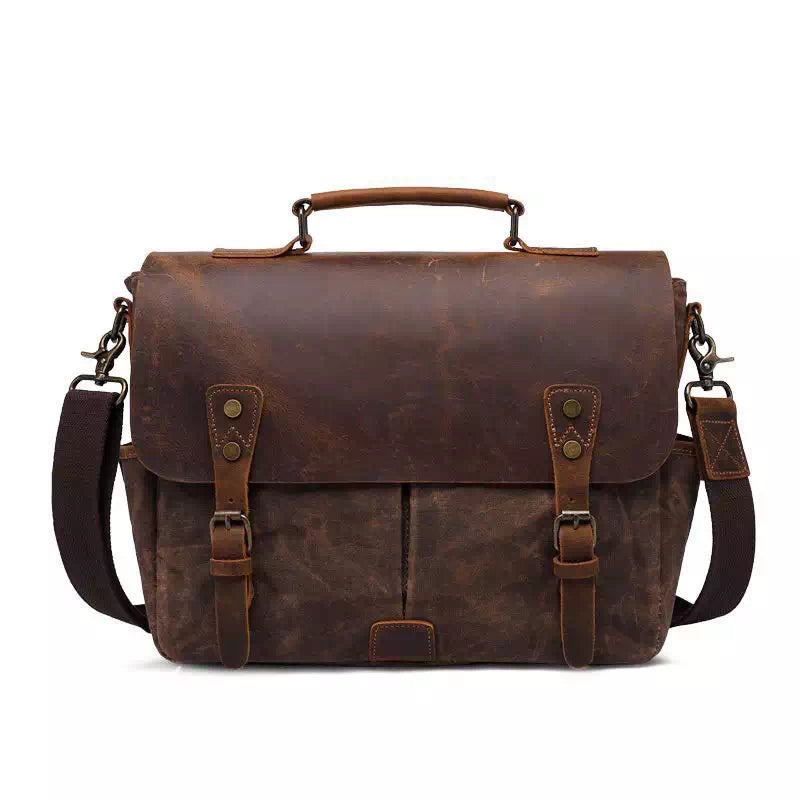 Borsa messenger in pelle marrone vintage con fibbie, tracolla regolabile e manico superiore. Elegante e resistente, ideale per lavoro e viaggio.