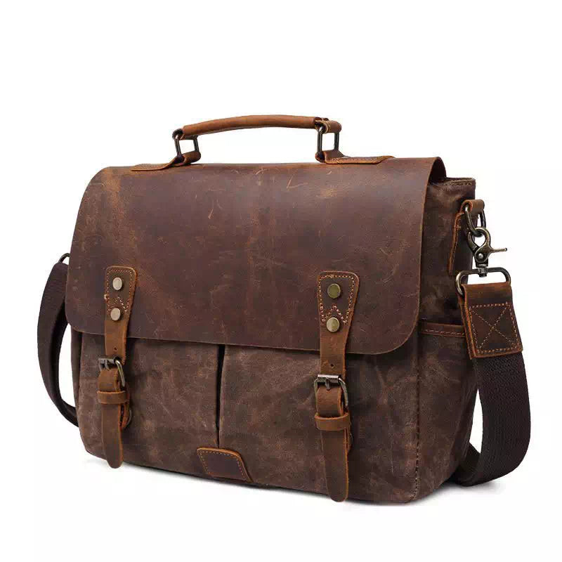 Borsa a tracolla in pelle marrone vintage, design elegante con fibbie in metallo, ideale per lavoro e viaggio. Accessorio moda uomo e donna.