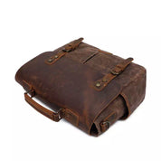 Borsa messenger in pelle marrone vintage, design elegante con fibbie e manico robusto. Ideale per lavoro e viaggio. Accessorio moda uomo.