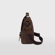 Zaino monospalla in pelle marrone, design vintage, con tracolla regolabile e dettagli in metallo. Ideale per uomo e donna, stile casual.