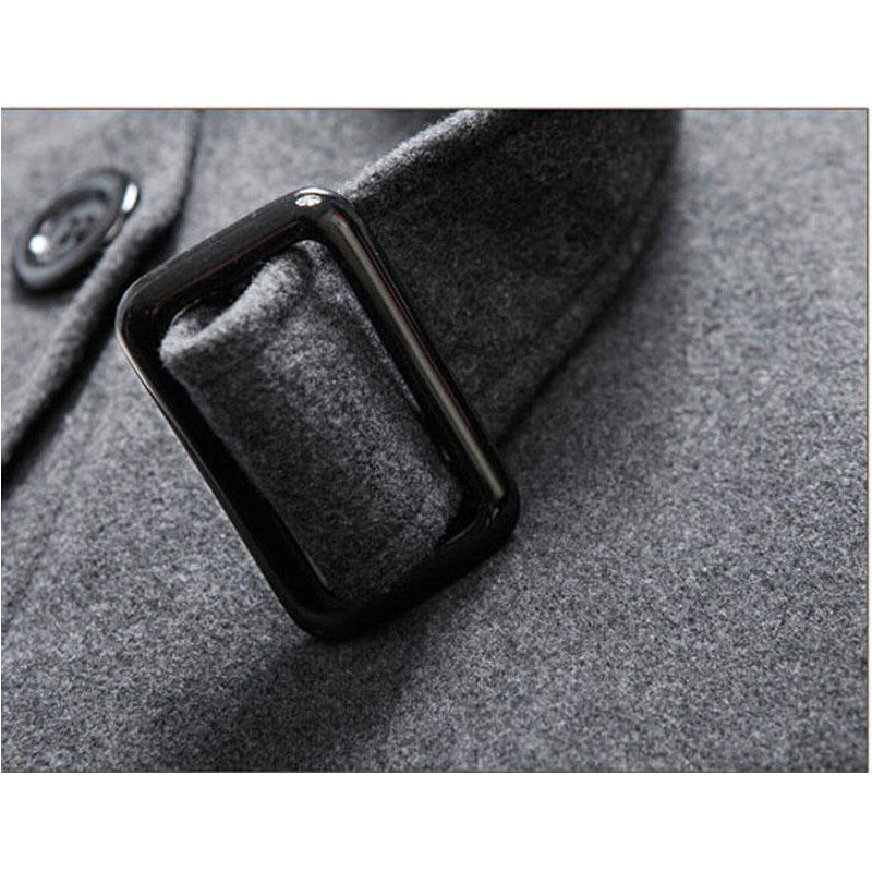 Cappotto in lana grigia con fibbia nera, dettaglio elegante e moderno, ideale per moda invernale uomo. Tessuto caldo e di alta qualità.