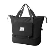 Borsa da viaggio pieghevole nera con tasca frontale, manici resistenti e cerniera. Ideale per viaggi, palestra e uso quotidiano.