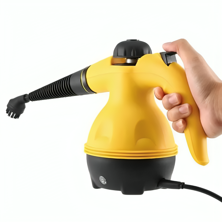 Mano che tiene un pulitore a vapore portatile giallo, ideale per pulizia domestica, rimozione macchie e igienizzazione superfici. Accessorio versatile e potente.
